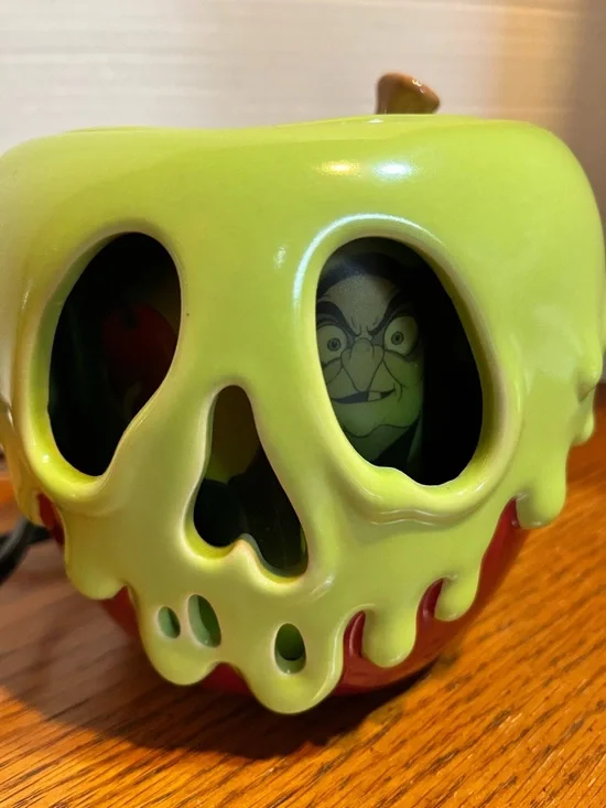 Disney villain Scentsy evil queen Poison Apple Ceramic wax warmer retired - Picture 2 of 11